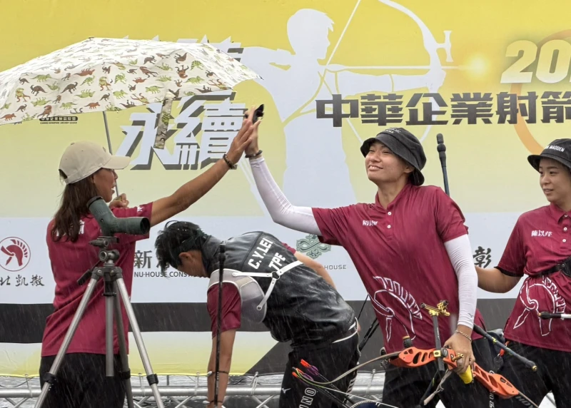 隋昀瑾(右)助新北凱撒拿下女單和女團勝利。射箭協會提供