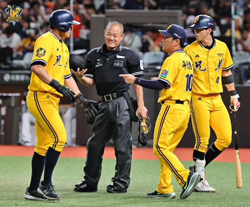 岳東華、平野惠一。中信兄弟提供