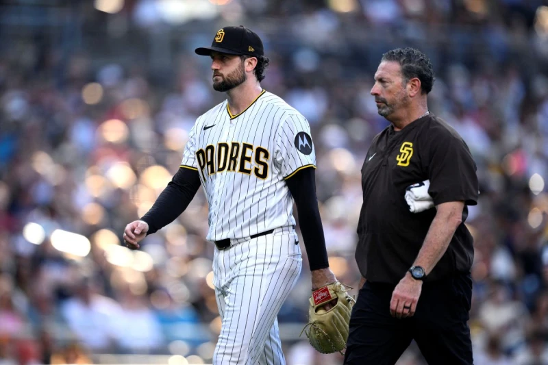 聖地牙哥教士在交易大限前拿下的先發投手麥斯(Casey Mize,左),昨在走下休息區階梯時不慎滑倒受傷。法新社