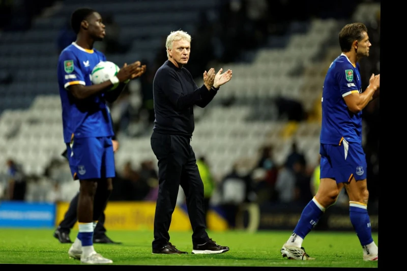 艾佛頓在莫耶斯(David Moyes,中)的調教下,同樣採用4-2-3-1但主打中低位密集防守與反擊。法新社