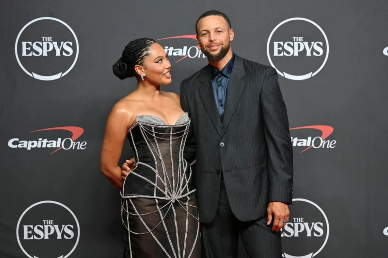 勇士當家球星柯瑞(Stephen Curry,右)將於美國時間週六獲得續簽資格。法新社