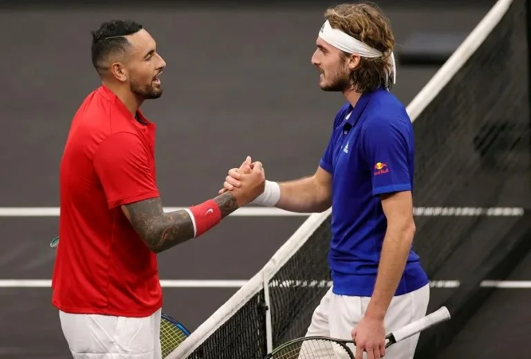 西西帕斯(Stefanos Tsitsipas,右)直言對過去搭檔基里奧斯(Nick Kyrgios)藥檢古柯鹼陽性遭禁賽一事並不覺得意外。法新社