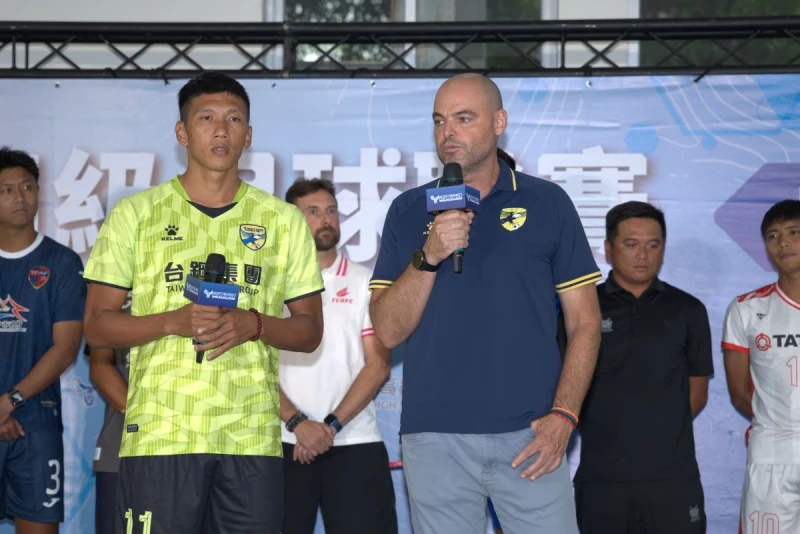 本季尋求七連霸台南台鋼迎來新的葡萄牙籍總教練Joao(右)。足協提供
