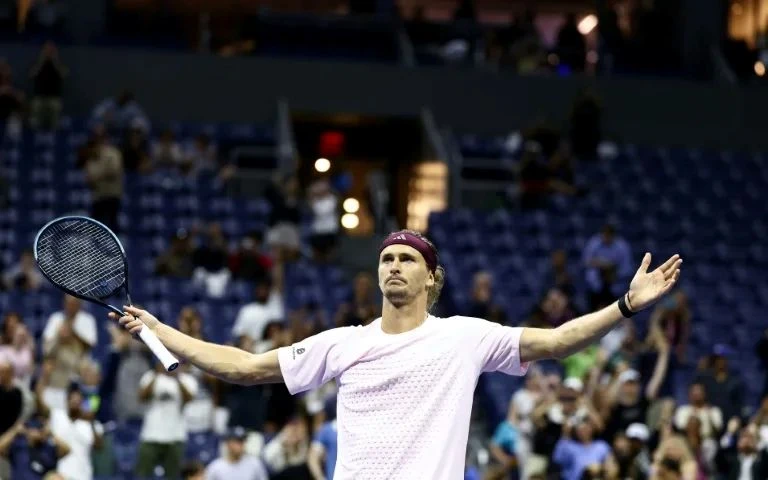 頭號種子季維瑞夫(Alexander Zverev)歷經4小時53分鐘的五盤激戰後才獲勝。法新社