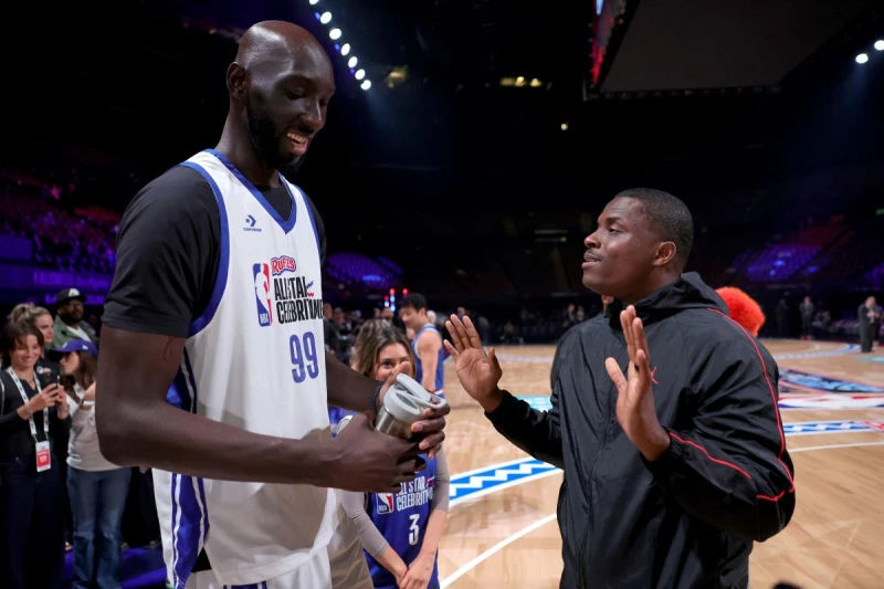76人簽下229公分的「巨神兵」佛爾(Tacko Fall,左)。法新社