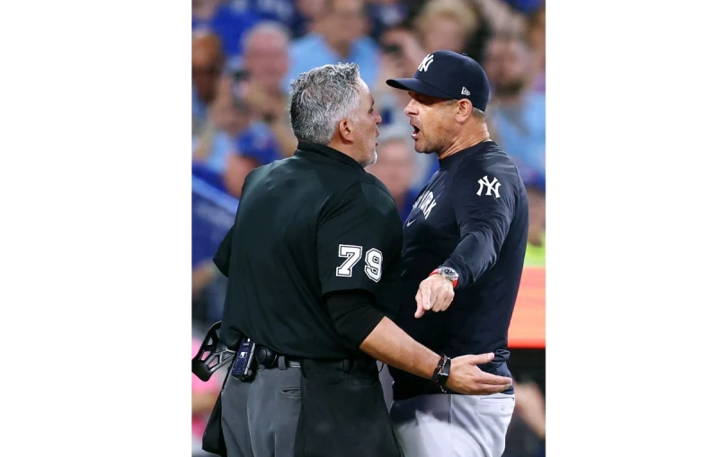 紐約洋基主帥布恩(Aaron Boone,右)爆氣理論,最終遭到驅逐出場。法新社