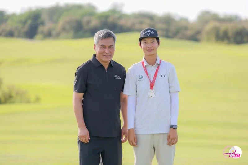 天津市體育局副局長李桂峰左頒發亞軍獎項給許贏。Tlpga/葉勇宏攝