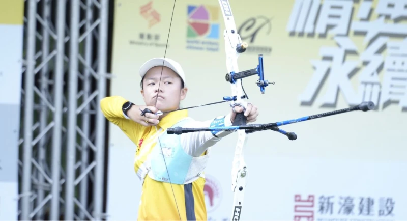 李彩綺為彰化銀行作先鋒射出好彩頭。射箭協會提供