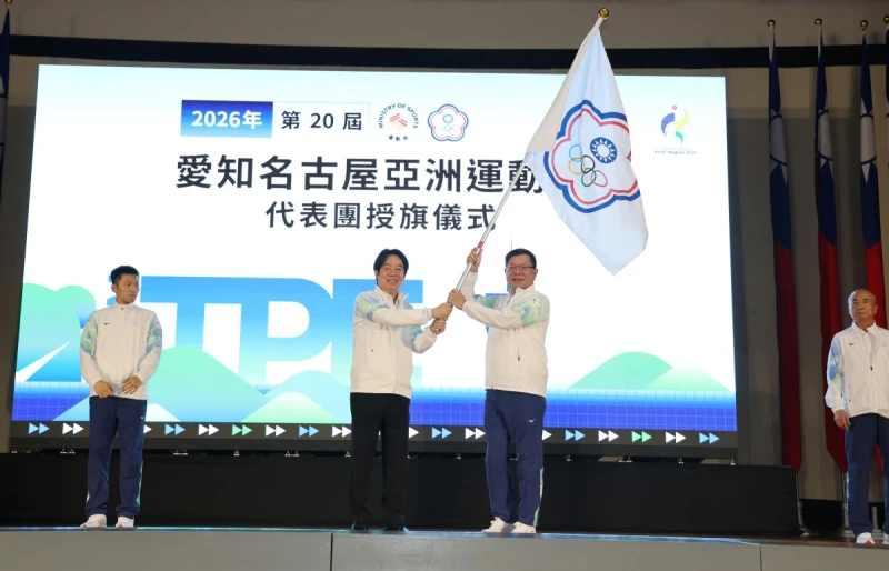 賴清德總統授代表團團旗予中華奧會蔡家福主席。國訓中心提供