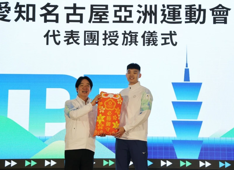 賴清德總統致贈必勝御守予羽球王齊麟選手。國訓中心提供