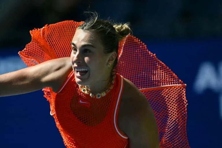 兩屆衛冕冠軍莎芭蓮卡(Aryna Sabalenka)三盤驚險晉級4強。法新社