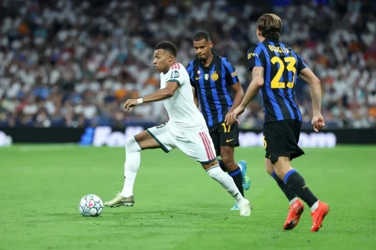 姆巴佩(Kylian Mbappe,左)在個人歐冠第99場出賽中率先破門,攻入他賽事生涯第71球。法新社