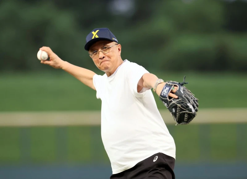 崇越集團副董事長潘重良擔任台日國際棒球交流賽首戰開球嘉賓。全越運動提供