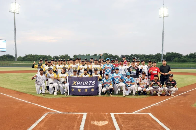 台日國際棒球交流賽首戰,日本九州聯隊與台灣全越運動棒球隊賽前合影。全越運動提供