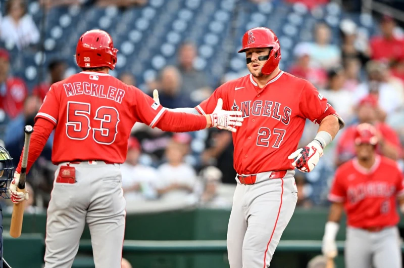 洛杉磯天使當家球星楚奧特（Mike Trout，右）今首局就來了一發全壘打。法新社