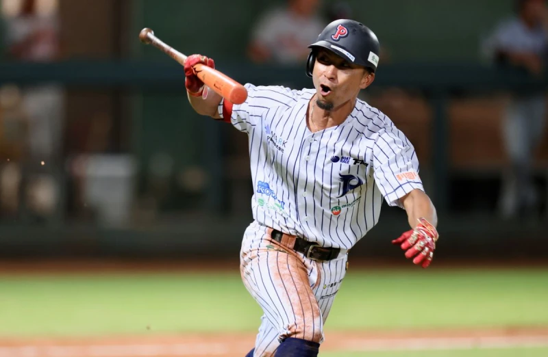 九州聯隊教練兼球員平間隼人打出三壘打致勝分。全越運動提供