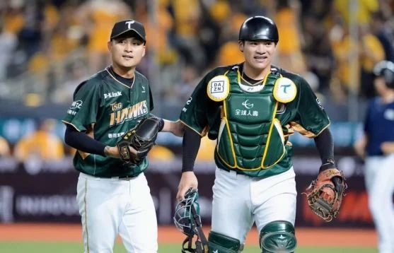 江承諺（左）戰績4勝4敗，防禦率3.02。資料照片