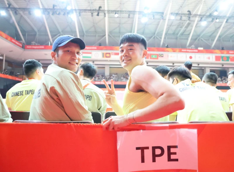 運動部長李洋(左)親自全鎮應援,可惜中華男團還是不敵泰國。中華奧會提供