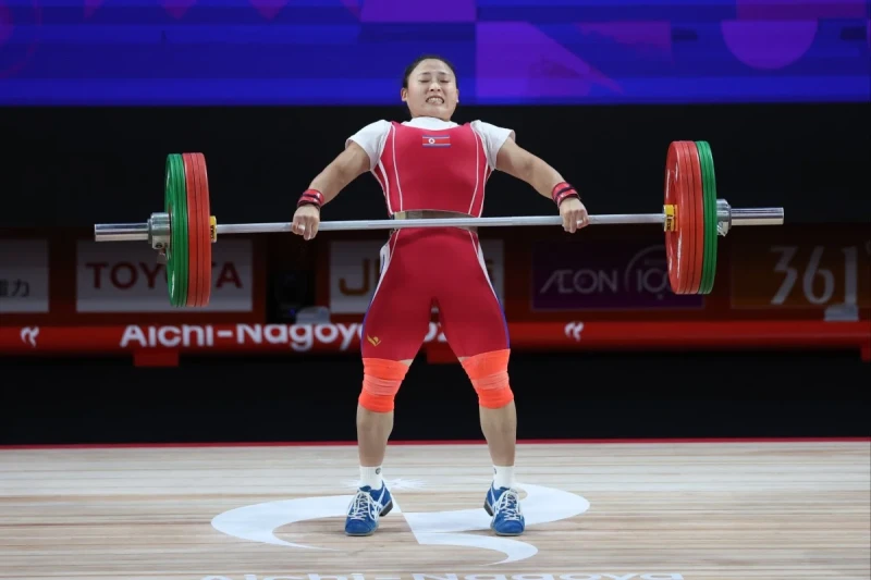 北韓舉重選手李聖琴昨天在女子49公斤級項目，為代表團拿下本屆亞運會首面金牌。法新社
