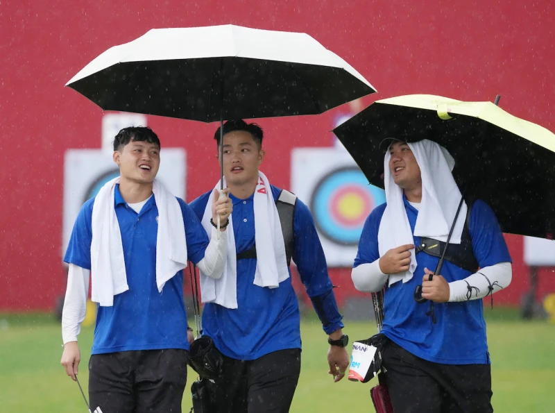 湯智鈞(左起)、林子翔、鄭祥輝雨中奮戰,演出逆轉晉級四強(圖/代表團提供).JPG