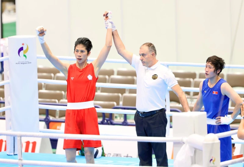 林郁婷(左)以 4比1 擊敗今年4月亞錦賽曾戰勝過她的北韓強敵元恩景。中華奧會提供