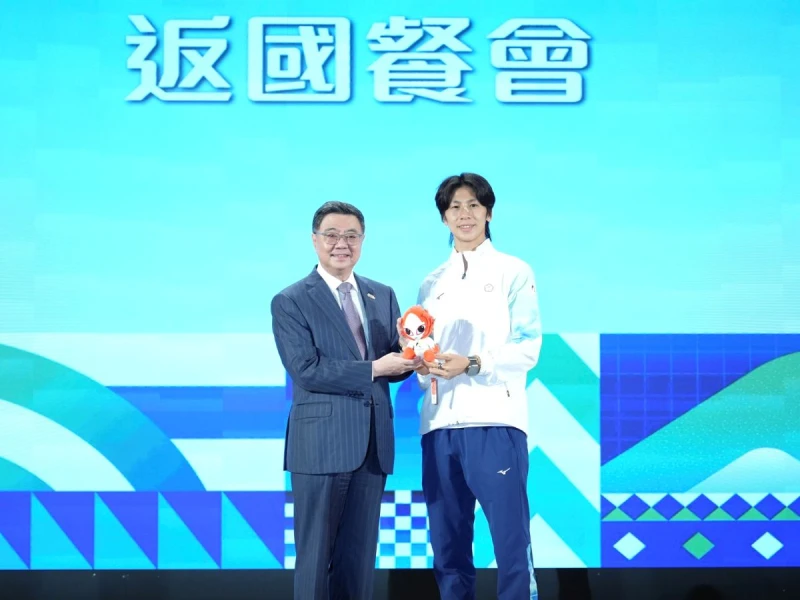 勇奪拳擊女子60公斤級金牌選手林郁婷致贈亞運吉祥物予行政院卓榮泰院長。運動部提供