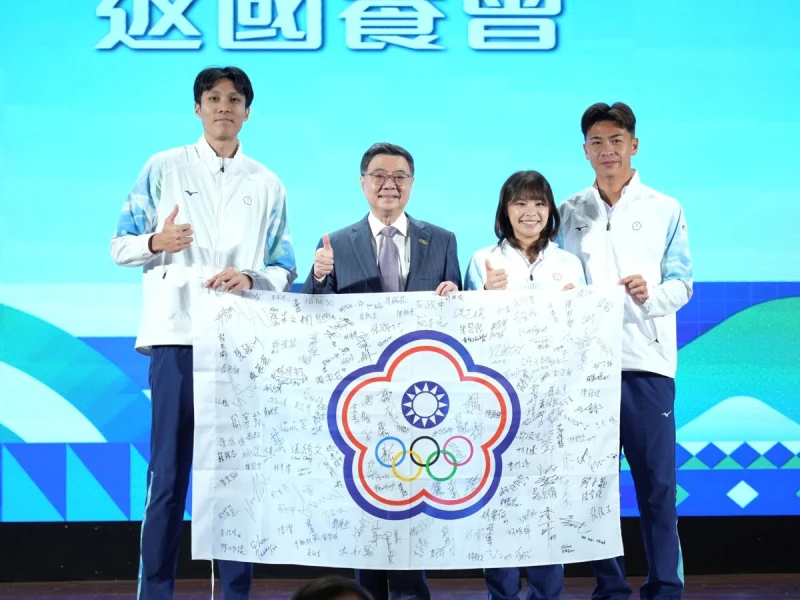 我國金牌田徑選手傅兆玄、軟式網球混合雙打黃詩媛及余凱文致贈代表團簽名會予行政院卓榮泰院長。運動部提供