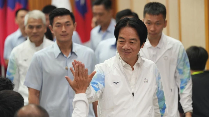 運動部今天舉行亞帕運代表團授旗典禮,賴清德總統離場時跟大家擊掌 。李宇政攝