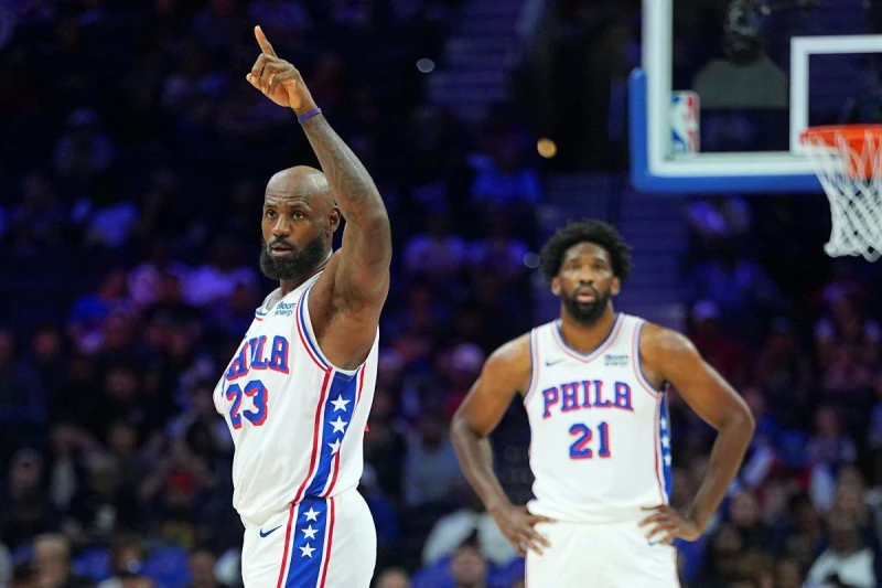 詹姆斯(LeBron James,左)迎來披上七六人戰袍後的主場首秀。法新社