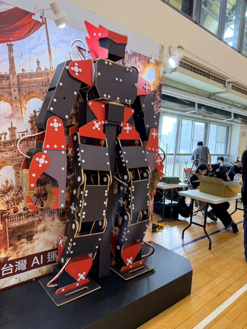 蜂巢板製作的齊格飛機器人。台灣AI運動協會提供