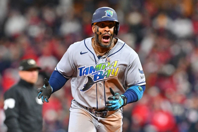 光芒前克里夫蘭重砲狄亞茲(Yandy Diaz)在九局上轟出兩分全壘打。法新社