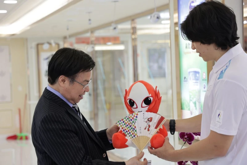 空手道教練向八馬董事長王文欽博士送上名古屋亞運吉祥物。八馬提供