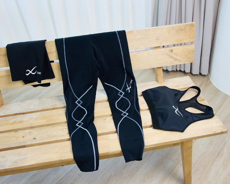 CW-X 女款首波主打商品，從左至右為 Body Balance Up Model 五分壓縮褲（CV2505）、EXPERT 壓縮長褲（CL2499）及無鋼圈防晃動運動內衣（CB9020）。臺灣華歌爾提供