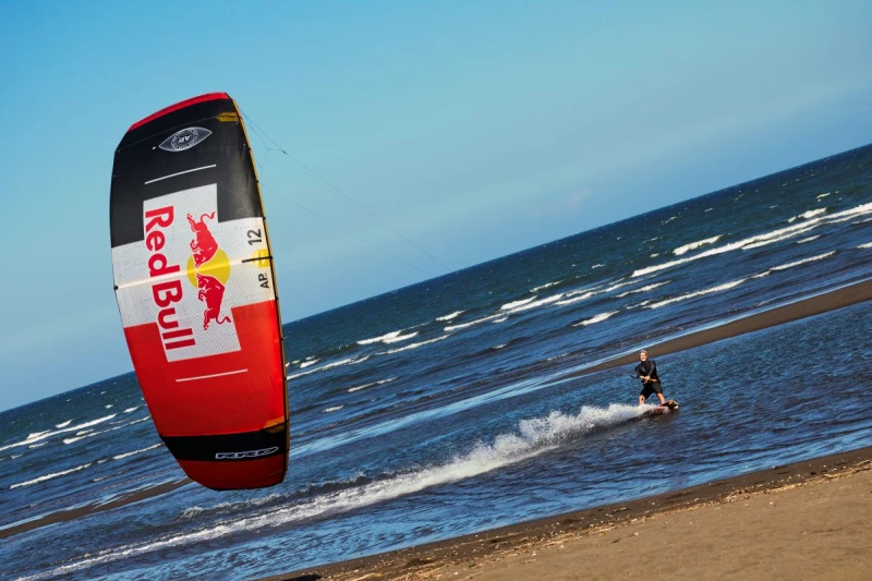 兩屆 Red Bull King Of The Air 冠軍 Andrea Principi 於新竹南寮下水示範，展現世界頂尖 Big Air 選手的空中技巧與操控實力。Red Bull提供
