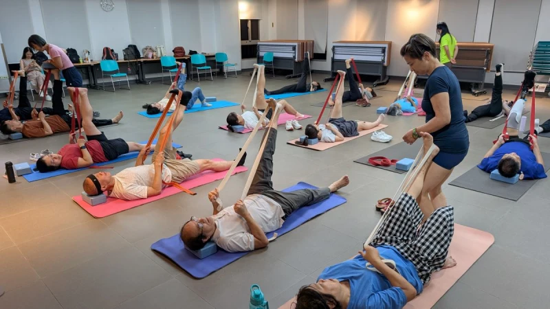 墊上運動課程 導入艾揚格瑜伽 伸展身體肌肉 。臺北市輪椅網球推廣協會提供