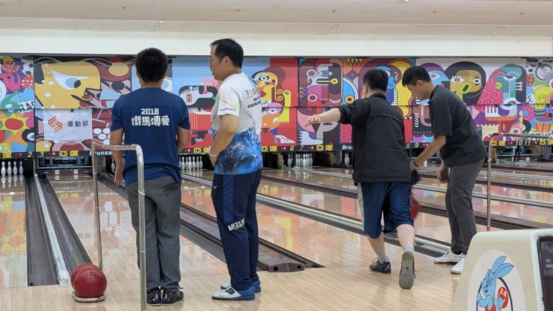 視障保齡球課程 由國手團隊親自指導打球技巧 。臺北市輪椅網球推廣協會提供