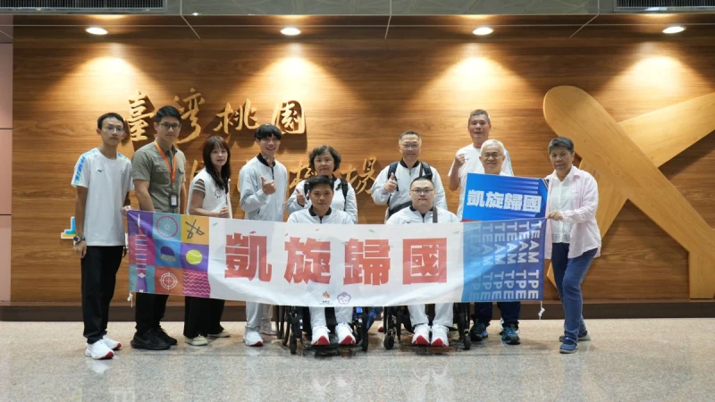 我國田徑隊吳農彬,江宥辰、黃楷倫、黃建龍等選手教練今天返國,運動部、中華帕拉林匹克總會都有派代表接機。李宇政攝