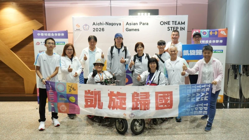 我國射擊隊陳雅婷、紀芳志、劉文章、陳秋燕等選手教練今天返國,運動部、中華帕拉林匹克總會都有派代表接機。李宇政攝