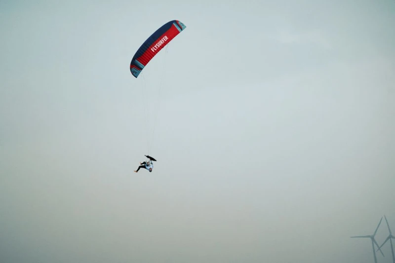 Red Bull King Of The Air 台灣資格賽選手運用風箏拉力躍上高空挑戰騰空高度與高難度動作，展現 Big Air 風箏衝浪的競技張力。Red Bull提供