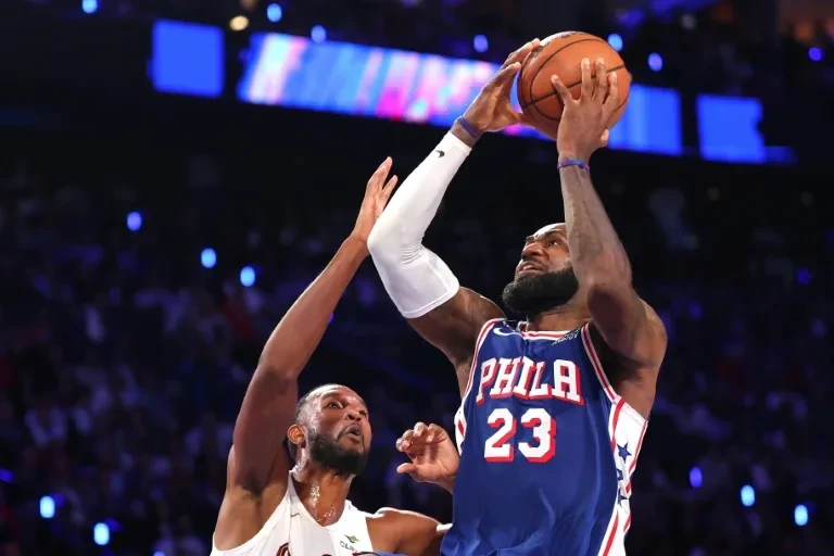 詹姆斯(LeBron James)以自由球員身分轉戰費城後的首場主場比賽。法新社