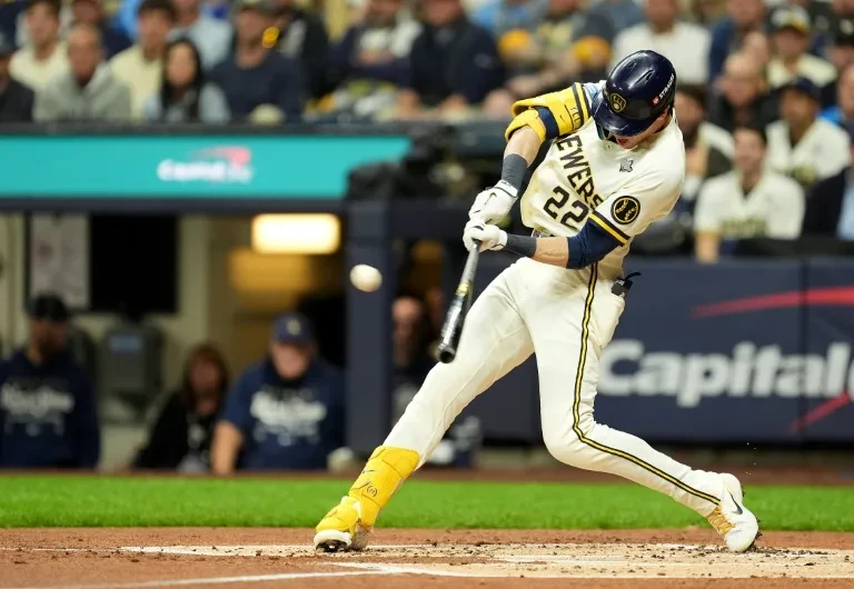 密爾瓦基釀酒人隊長葉律奇(Christian Yelich)在首局敲出三壘安打送回一分。法新社