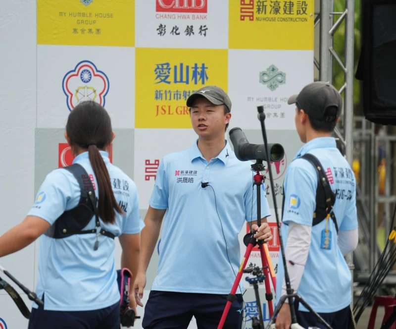 洪晟皓(中)年僅29歲當教練跟選手沒有隔閡 。射箭協會提供