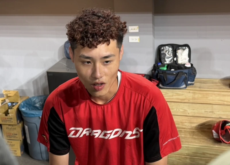 當家游擊手張政禹賽前哼著「就在今夜」。味全龍提供