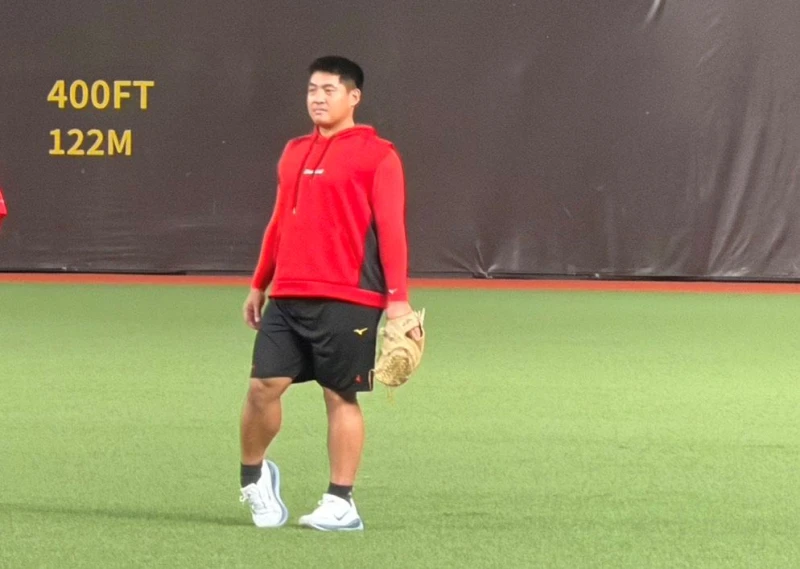 吉力吉撈.鞏冠在缺席前4戰後,今現身台北大巨蛋和隊友們一起進行賽前練習。味全龍提供