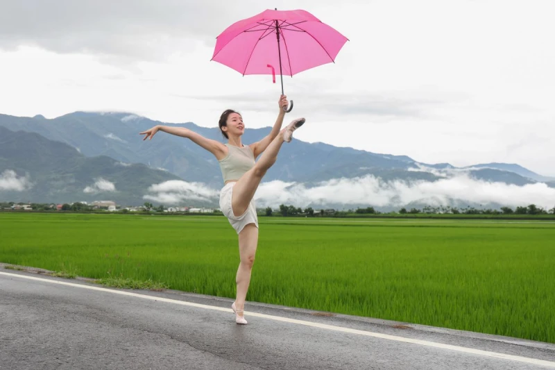 雨天也要來一段伯朗大道之舞。特約記者 郭運復攝