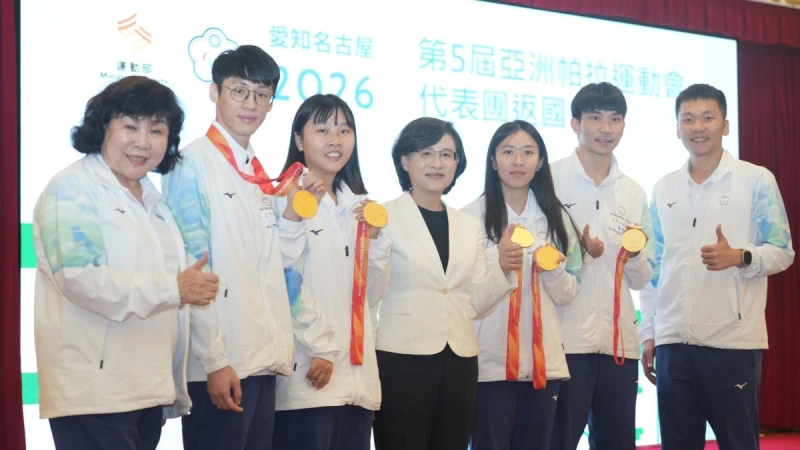 行政院副院長鄭麗君(中)和金牌選手蘇晉賢(右二)、林姿妤(右三)和田曉雯(左三)合照。李宇政攝