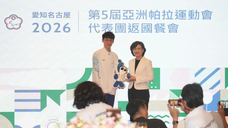牌選手蕭翔文（左）致贈行政院副院長鄭麗君（右）吉祥物。李宇政攝