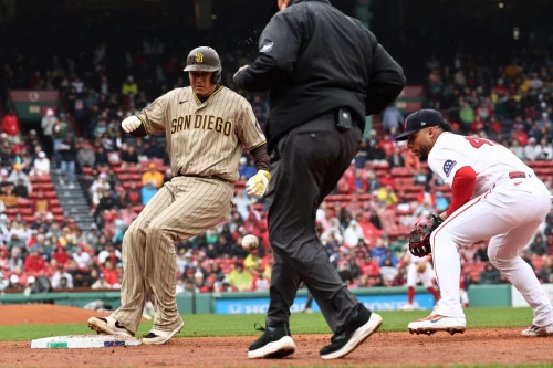 MLB》「鬼腳馬」再現！　把對手牽制球踢走：不是故意的